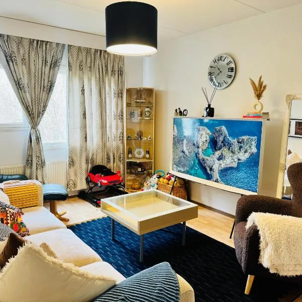 Modern Home in Peaceful Area with Private Lawn, BBQ & Free Parking, hôtel à Kauniainen