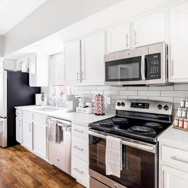 Luxury Downtown Townhome Private Garage Unit 4, hotel in Cleveland