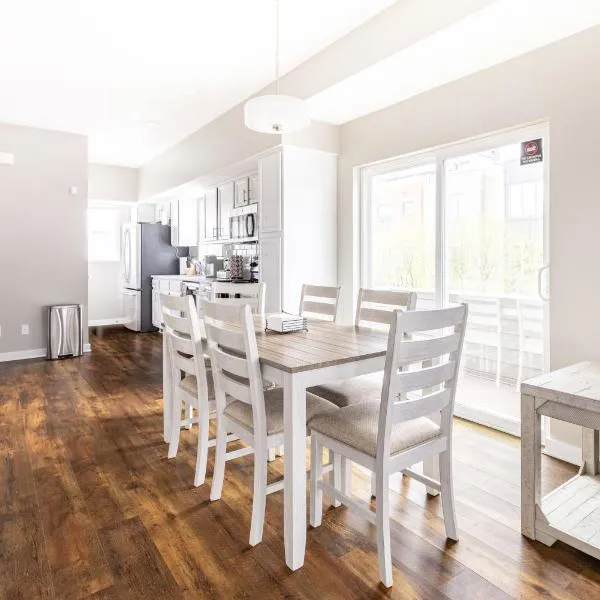 Luxury Downtown Townhome Private Garage Unit 10, hotel in Cleveland