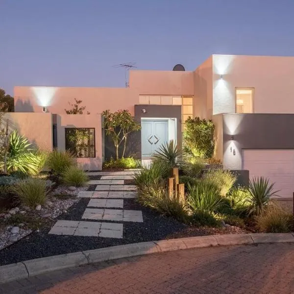 "Home away from home " Large self contained studio with swimming pool, hotel in Perth