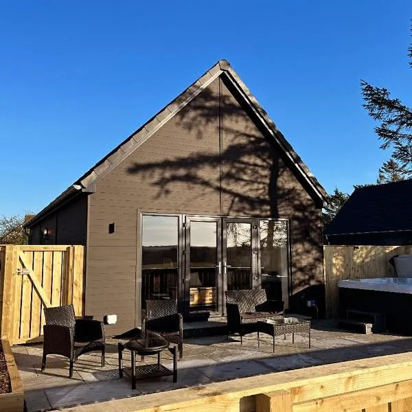 Fir Tree Lodge - Luxurious Lodge with Hot Tub on the NC500 - Thrumster Lodges, hotel in Wick