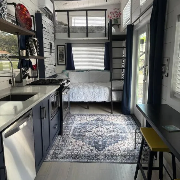 Pet Friendly, Modern Tiny Home in Vibrant Clermont!, hotel in Clermont