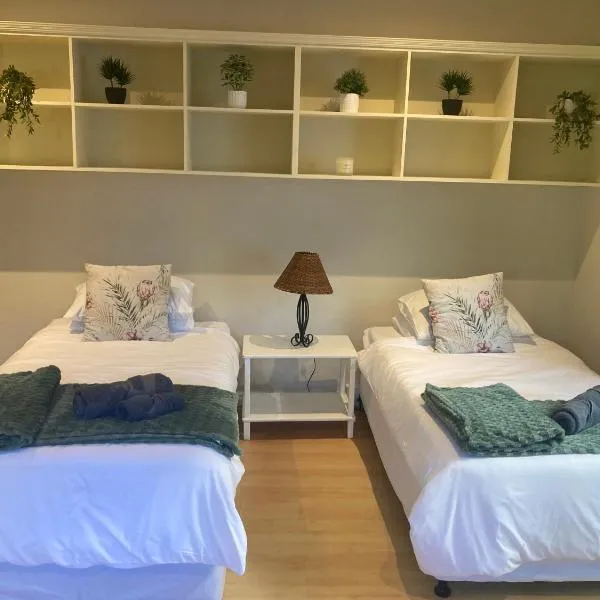 Cozy garden Guest Suite in charming Claremont, hotel in Cape Town