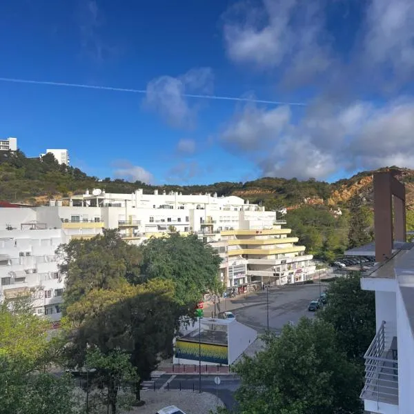 Ilumina Hostel Albufeira, hótel í Albufeira