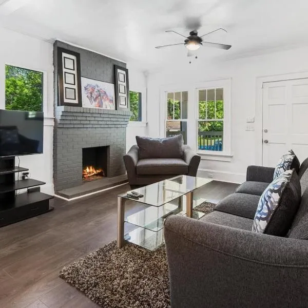 Charming 2 Bedroom Bungalow with wifi and AC in lovely Atlanta, hotel v destinaci Atlanta