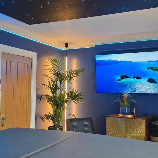 The NEW Blue Horse Suite at The Grumpy Schnauzer B&B Luxury Private Indoor Hot Tub Breakfast in Bed, Hotel in Airdrie