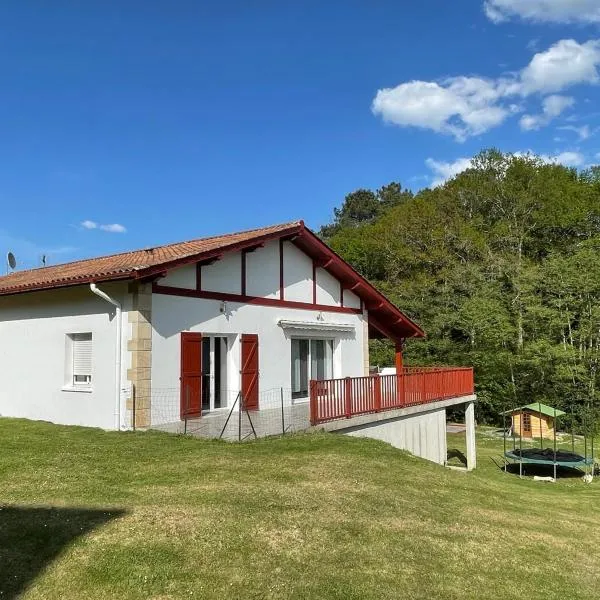 Charmante maison basque entre ville et campagne, hotel in Arcangues