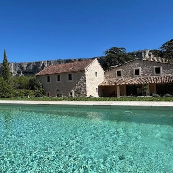 MAS aux CEDRES, hotel in Lioux