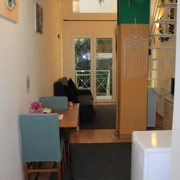 Cozy Mezonette near City Center Athens near Metro, hotel v Aténách