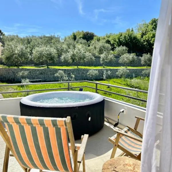 Viesnīca Tiny House with Hot Tub & View pilsētā Ulcinja