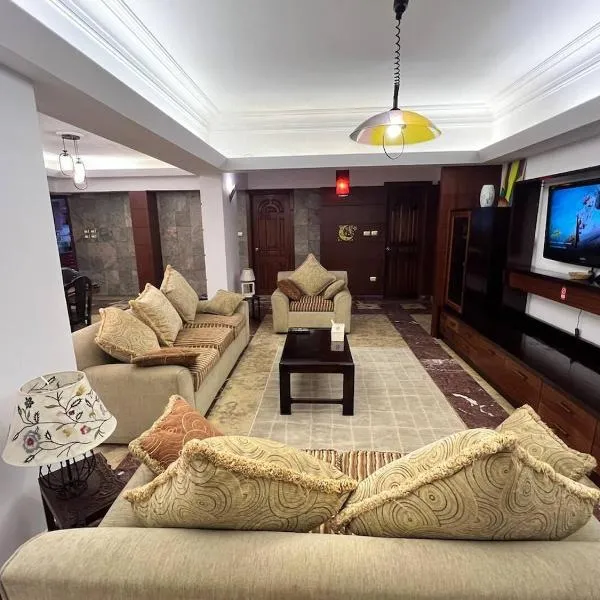 Cozy 3BR, 4-min CAI Airport, Balcony, Free Snacks, ξενοδοχείο στο Κάιρο
