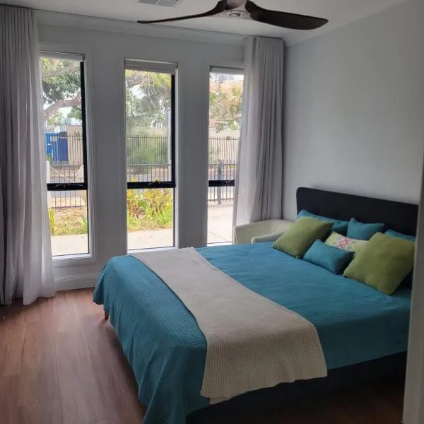 Newly built Duplex type home - 4km to North Terrace Adelaide, hotel in Evandale