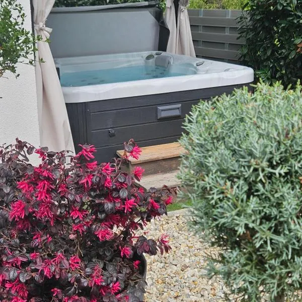 Bowery Guest Houses - Árnyas vendégházak - jakuzzi használattal, hotel en Balatonalmádi