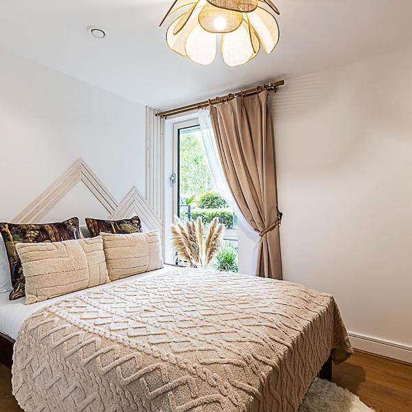 Spacious Green Terrace Apartment, London