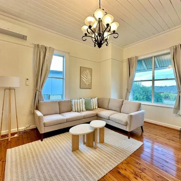 Currawong Corner Cottage, hotel in Young