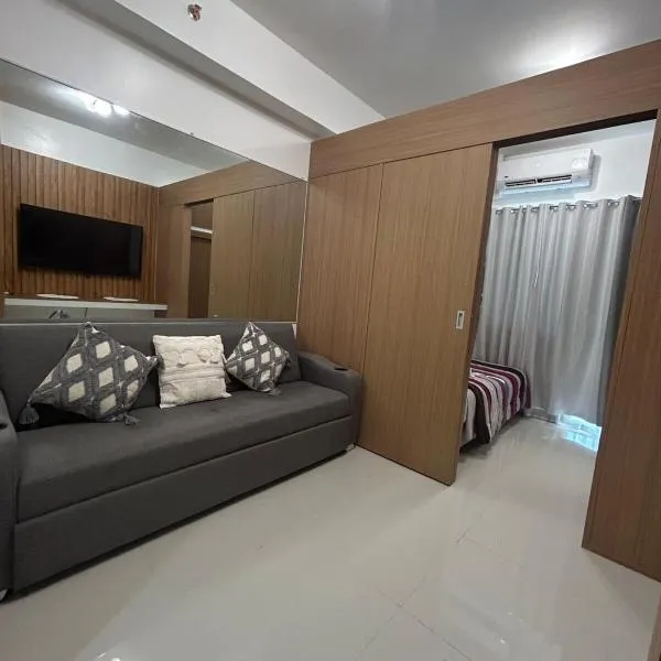 New Lush Makati 1BR Smart TV Netflix Hi speed internet, hotel in Manila