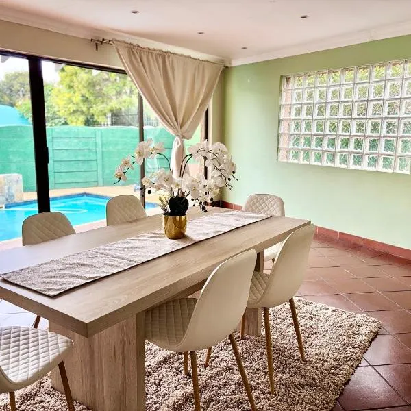 Cozy Home with Pool, Braai & Top Security, hotel in Kempton Park