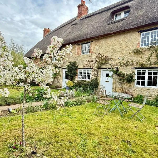 Swan Cottage, 5-Bedroom, Canal View, River, Private gardens, Free Parking's, WiFi, Oxford, מלון בקידלינגטון