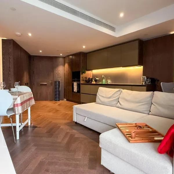 Luxury apartment steps from Battersea Power ST and close to Victoria & Chelsea, hotel in London
