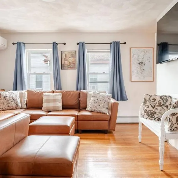 NEW! Family-Friendly Getaway -1 Mi to Dtwn Salem w Roof Deck & Tiki Bar, ξενοδοχείο στο Σάλεμ