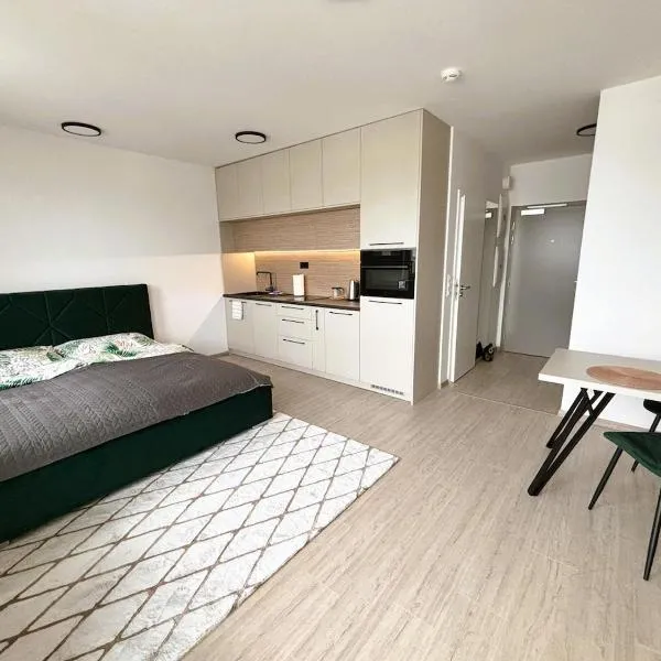 Luxury Studio - 2 min from Airport - New build - Free Parking, hotel in Bratislava