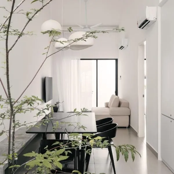 Romantic Rooftop Jacuzzi Villa with Sunset Views, ξενοδοχείο σε Jelutong