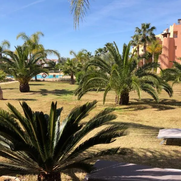 BEL APPARTEMENT REZ De CHAUSSEE AVEC DOUBLE TERRASSE FACE AU LAC ET AU GOLF，位于托雷帕切科的酒店