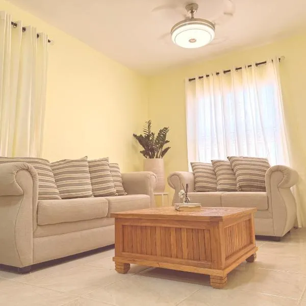 Our Cozy Home, Wi-Fi, AC, Parking, Near Beaches and Attractions in quiet area, hôtel à Nagua