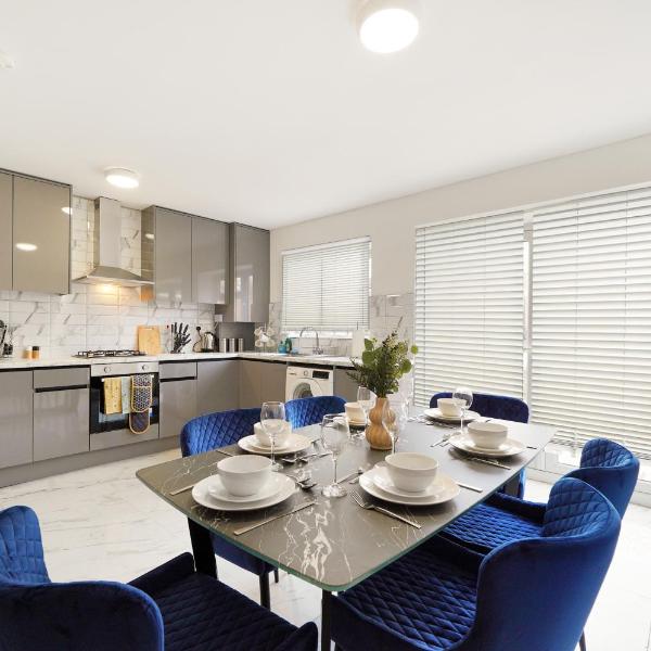 Modern Modern Wembley Abode - Parking - Garden - Sleeps 14, London