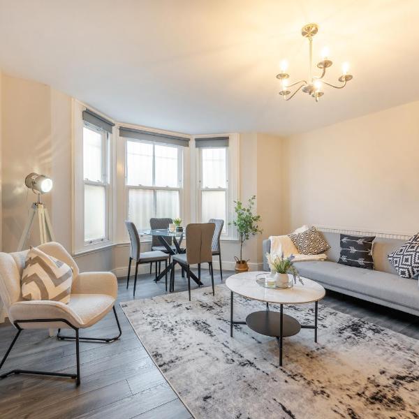 Kensington - Two Bedroom Central London Apartment with Garden, London