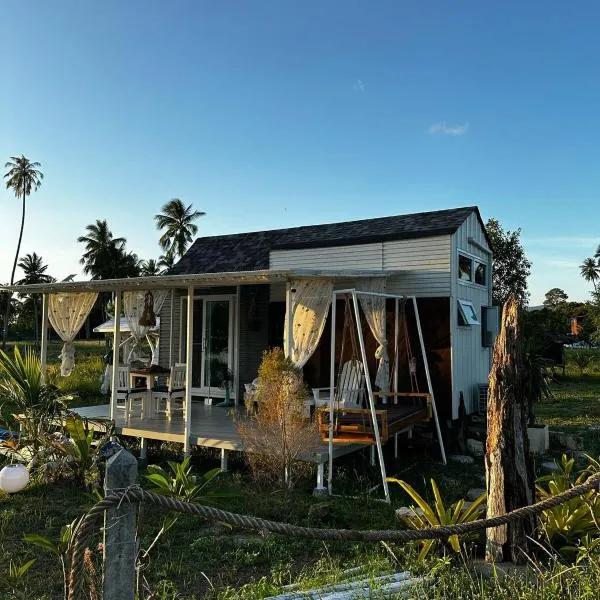 Beachfront Tiny House, Koh Samui, Thailand with FREE Rowboat, hotel em Nathon Bay