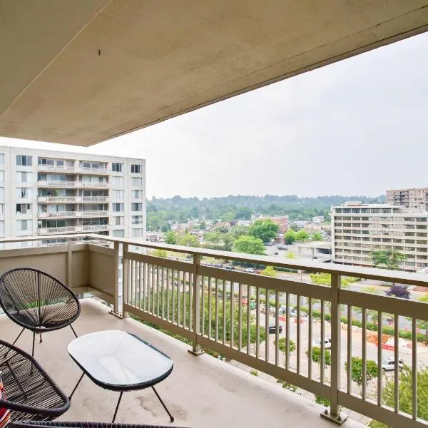 Family-Sized 3BR Retreat Minutes from Reagan National, hotelli kohteessa Arlington