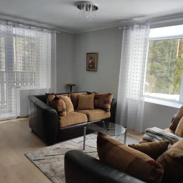 Vormsi Ohvitseride Maja korter nr 5, hotel in Hullo