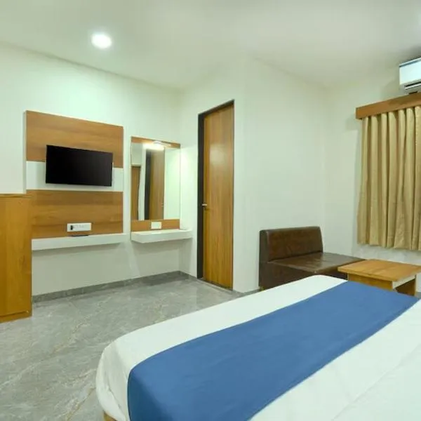 Hotel Madhur, Ahmedabad، فندق في أحمد آباد