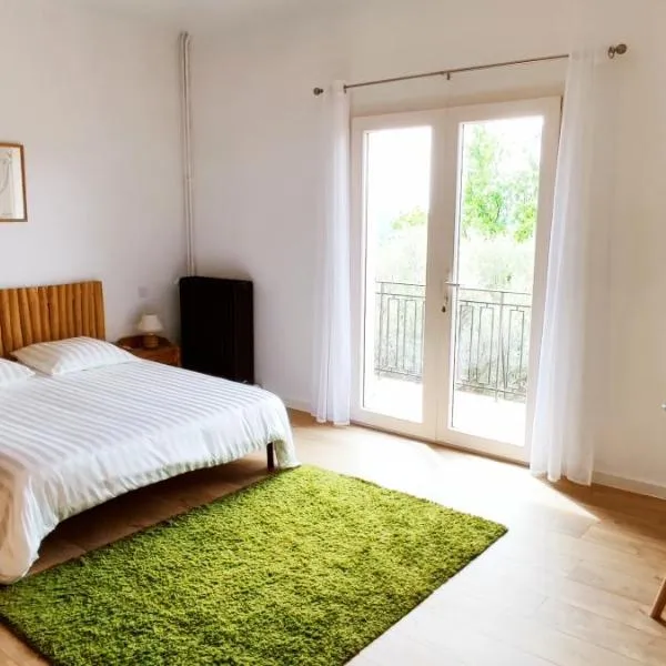 Appartement spacieux dans Villa Prasada près du lac et du village, avec belle vue, hotel in Montauroux