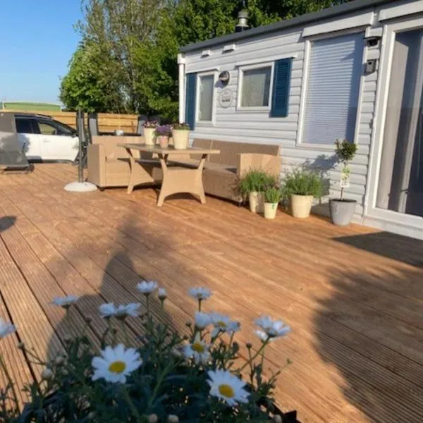 Chalet met 2 slaapkamers op gezellige camping met zwembad nabij Ijsselmeer, hotel v destinaci Warns