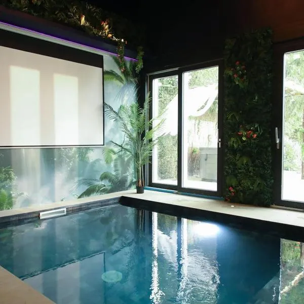 Sanctuaire d'Aphrodite Piscine cinéma & spa, hotel v destinaci Fêche-lʼÉglise