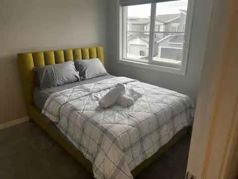 Brand New Bedroom in Keswick A, ξενοδοχείο στο Έντμοντον