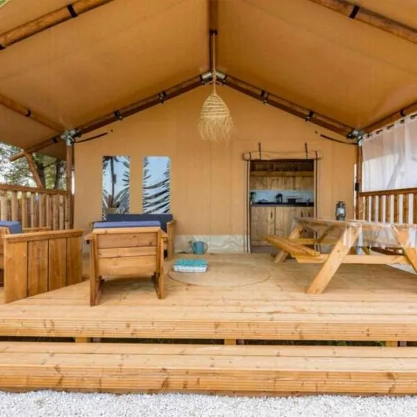 Camping - Piscine - ccbbaah、カンソンのホテル