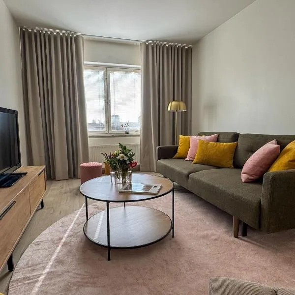 A beautiful renovated top floor apartment in city center, hotel in Oulu