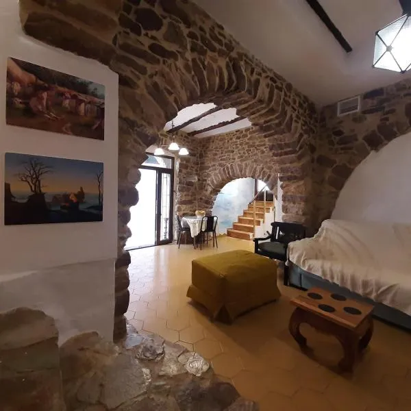 Casa rural rústica "EL COLMENAR" para parejas, familias o amigos a la montaña, hotel em Chóvar