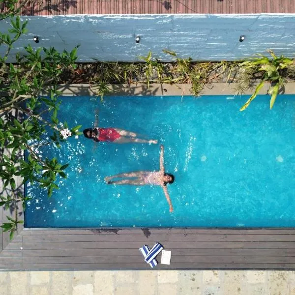 Nehamrit Farmstays with Pool, Near Malshej Ghat、Murbādのホテル