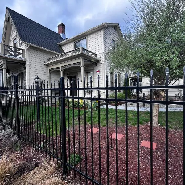 HISTORICAL JOHN RAST HOUSE circa 1875、ローズバーグのホテル