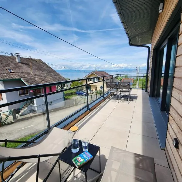 Studio lumineux avec grande terrasse et vue lac, Parking privé、リュグランのホテル