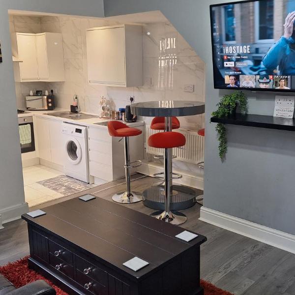 family house Sleeps 10, Liverpool