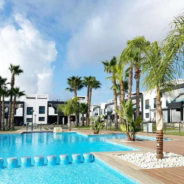 Oasis Beach nice ground floor bungalow overlooking the pool and garden, hotel di Playa Flamenca
