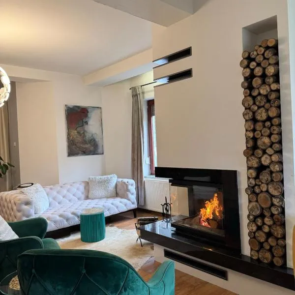 House with Fireplace & Jacuzzi, hotel sa Skopje