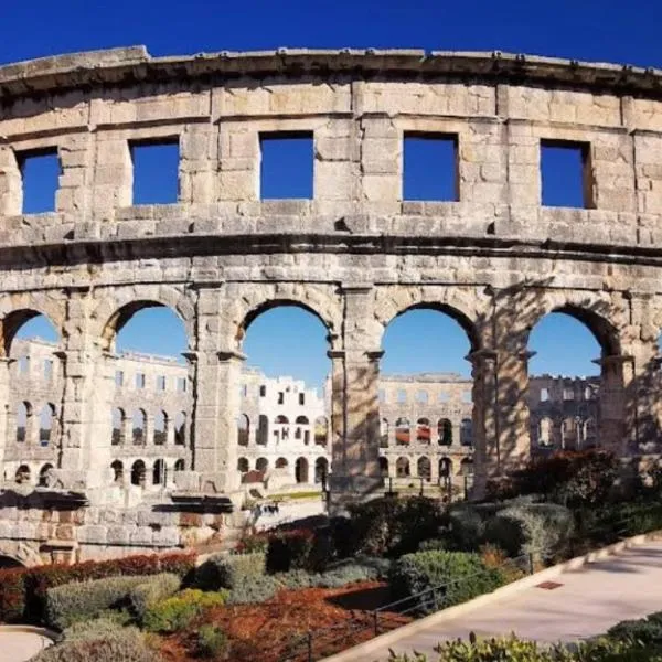 Apartment CReO Loborika,位于马尔卡纳的酒店