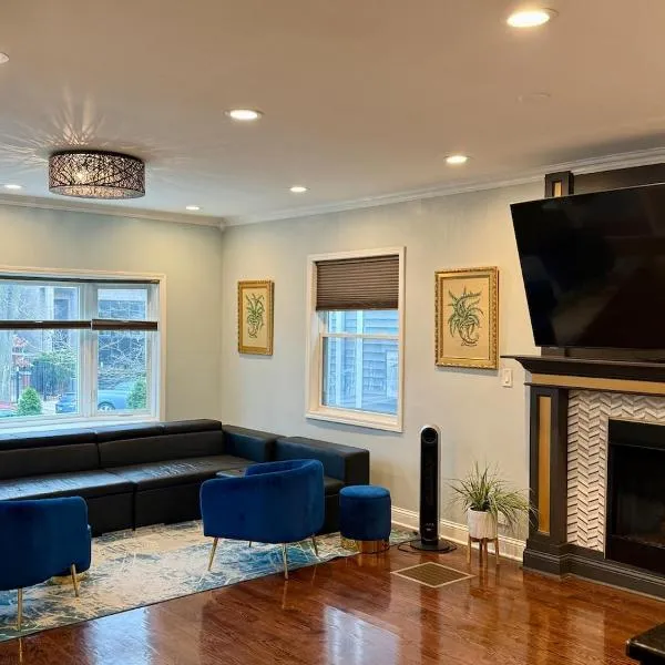 Stunning Home in Prime Chicago with private pool, hotel in Chicago