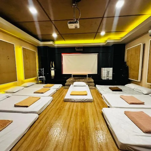 HOST HOMES near AIRPORT BETA BAYVIEW, hotel in Burayan